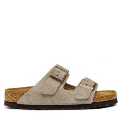 Klapki Birkenstock. Brązowe klapki damskie Birkenstock, bez wzorów, bez obcasa. Za 599.99 zł.