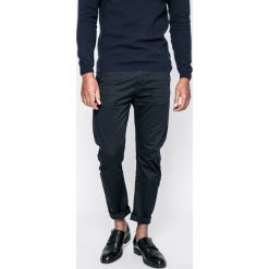 G-Star Raw - Spodnie. Czarne spodnie materiałowe męskie G-Star Raw, bez wzorów, z bawełny, casualowe, z podwyższonym stanem. W wyprzedaży za 269.90 zł.