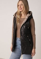 Czarna Pikowana Kamizelka o Długim Kroju z Nieodpinanym Kapturem i Aplikacją Koretes. Czarne kamizelki damskie Born2be, l, z poliesteru, długie. Za 139.99 zł.