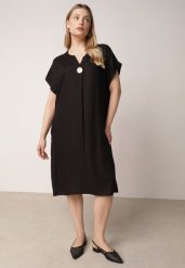 Czarna Pudełkowa Sukienka z Lnem i Wiskozą Zdobiona Metalicznym Guzikiem Phisoth. Czarne sukienki damskie Born2be, do pracy, na lato, plus size, z aplikacjami, z bawełny, biznesowe, bez kołnierzyka, plus size, bez ramiączek, midi. Za 89.99 zł.