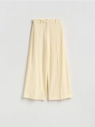 Spodnie z wiskozą - jasnożółty. Żółte spodnie materiałowe damskie Reserved, bez wzorów, z tkaniny. Za 129.99 zł.