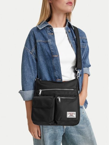 Guess Jeans Torebka CWBEO-GUESS-B-004-10 Czarny. Czarne listonoszki damskie Guess Jeans, z aplikacjami, z jeansu, bez dodatków. Za 179.99 zł.
