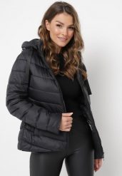 Czarna Pikowana Kurtka Zapinana na Suwak z Kapturem i Kieszeniami Soniss. Czarne kurtki damskie Born2be, l, bez wzorów, z kapturem. Za 189.99 zł.