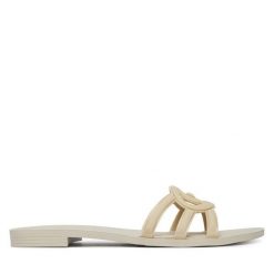 Klapki Guess. Brązowe klapki damskie Guess, z aplikacjami, bez obcasa. Za 329.99 zł.