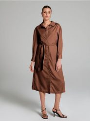 Sukienka midi z kołnierzykiem - brązowy. Brązowe sukienki damskie Sinsay, l, bez wzorów, bez kołnierzyka, bez ramiączek, midi. Za 49.99 zł.