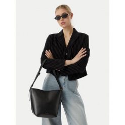 Torebka Calvin Klein. Czarne torebki klasyczne damskie CALVIN KLEIN, bez wzorów, bez dodatków. Za 529.99 zł.