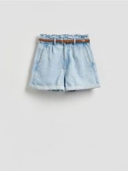 Jeansowe szorty z paskiem - niebieski. Niebieskie szorty damskie Reserved, bez wzorów, z denimu. Za 119.99 zł.