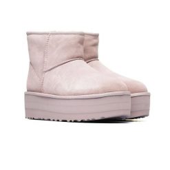 Damskie śniegowce Ugg W Classic Mini Platform PSK 1134991-PSK. Czerwone śniegowce damskie Ugg, z gumy. Za 590.50 zł.