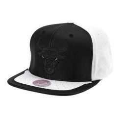 Męska Czapka Z Daszkiem Chicago Bulls. Białe czapki męskie NBA, bez wzorów. Za 302.99 zł.