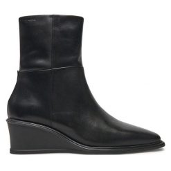 Botki Vagabond Shoemakers. Czarne botki damskie Vagabond Shoemakers, bez obcasa, na koturnie, bez zapięcia. Za 659.99 zł.