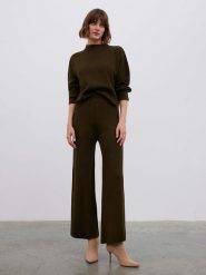 BGN Spodnie w kolorze khaki rozmiar: 40. Brązowe spodnie materiałowe damskie BGN, bez wzorów, z materiału. Za 82.64 zł.