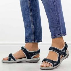 Granatowe skórzane sandały damskie Cambell 94327. Niebieskie sandały damskie Cambell, bez wzorów, ze skóry, bez obcasa. Za 199.00 zł.