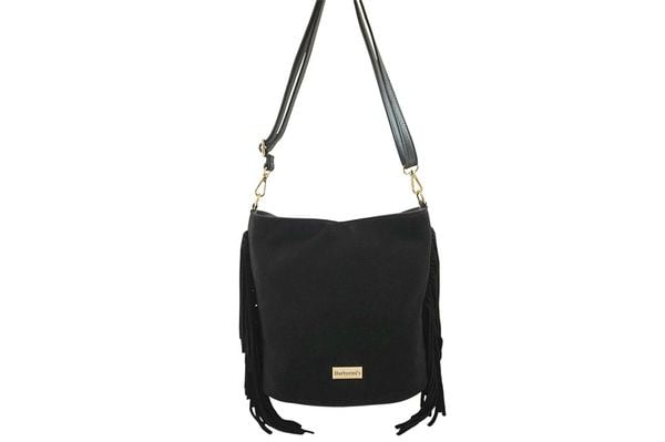 Zamszowa torebka boho z frędzlami - Czarna. Czarne torebki klasyczne damskie Barberinis, bez wzorów, z jeansu, małe, zamszowe, bez dodatków. Za 217.99 zł.