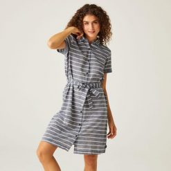 Rema damska sukienka. Niebieskie sukienki damskie Regatta, xl, bez wzorów, z bawełny, eleganckie, bez kołnierzyka, bez ramiączek, sportowe. W wyprzedaży za 177.20 zł.