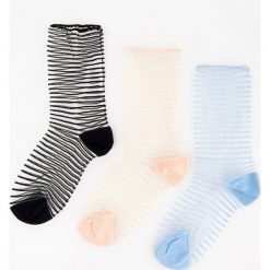Transparentne skarpetki 3 pack - Czarny. Czarne skarpetki damskie Reserved, bez wzorów. W wyprzedaży za 4.99 zł.