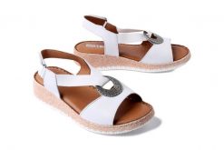 ARTIKER RELAKS 56C0895 biały, sandały damskie. Białe sandały damskie Artiker Relaks, z aplikacjami, bez obcasa. Za 167.93 zł.