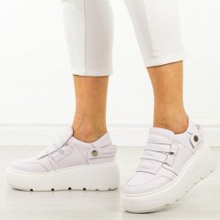 Białe skórzane półbuty damskie na platformie Cambell 602. Białe półbuty damskie Cambell, bez wzorów, z jeansu, eleganckie, bez obcasa, na platformie. Za 269.00 zł.