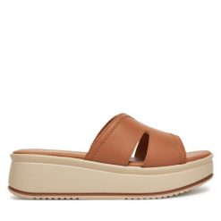 Klapki Lasocki. Brązowe klapki damskie Lasocki, bez wzorów, bez obcasa. Za 119.99 zł.