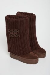 Kozaki damskie zamszowe CASADEI. Kozaki damskie Casadei, z zamszu, bez obcasa. W wyprzedaży za 4,686.75 zł.