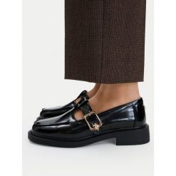 Półbuty U.S. Polo Assn. Czarne półbuty damskie U.S. Polo Assn., bez wzorów, bez obcasa, na płaskiej podeszwie. Za 259.99 zł.