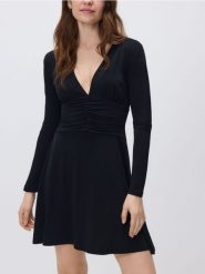 Sukienka z marszczeniami - czarny. Czarne sukienki damskie Reserved, na co dzień, l, bez wzorów, z dzianiny, bez kołnierzyka, bez ramiączek, proste. Za 119.99 zł.