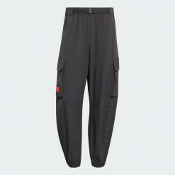 SPODNIE AUDI REVOLUT F1 TEAM ELEVATED WOVEN. Czarne spodnie materiałowe męskie Adidas, bez wzorów, z elastanu, eleganckie. Za 479.00 zł.