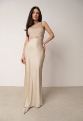 Beżowa Koktajlowa Sukienka o Dopasowanym Kroju z Koronką Bermine. Brązowe sukienki damskie Born2be, do pracy, l, z aplikacjami, z koronki, biznesowe, bez kołnierzyka, bez ramiączek, maxi, dopasowane. Za 169.99 zł.