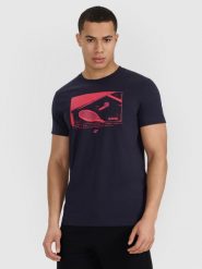 4F T-shirt regular z nadrukiem męski - granatowy L. Niebieskie t-shirty męskie 4f, l, bez wzorów, z bawełny, bez kołnierzyka. Za 59.99 zł.