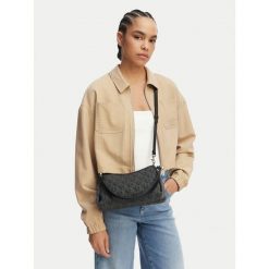 Torebka Calvin Klein Jeans. Czarne torebki klasyczne damskie Calvin Klein Jeans, bez wzorów, z jeansu, bez dodatków. Za 269.99 zł.