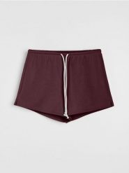 Szerokie szorty dresowe z rozcięciem - bordowy. Czerwone szorty damskie Sinsay, bez wzorów, z dresówki. Za 25.99 zł.