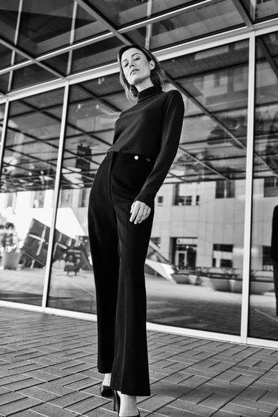 Eleganckie spodnie czarne. Czarne spodnie materiałowe damskie MOODO, bez wzorów, z elastanu, eleganckie. Za 129.99 zł.
