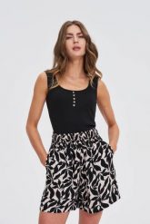 Prążkowany top z guzikami czarny. Czarne topy damskie MOODO, l, bez wzorów, z bawełny, bez kołnierzyka. Za 49.99 zł.