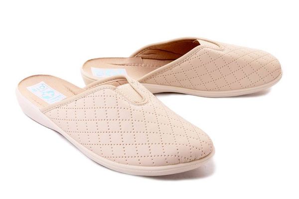 ADANEX DIL7YD DIANA 18720B beżowy, kapcie/klapki damskie. Brązowe klapki damskie Adanex, bez wzorów, bez obcasa. Za 68.99 zł.