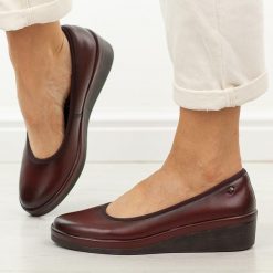 Bordowe skórzane półbuty damskie Vinceza 39987. Czerwone półbuty damskie VINCEZA, bez wzorów, z jeansu, eleganckie, z okrągłym noskiem, bez obcasa, na koturnie. Za 219.00 zł.