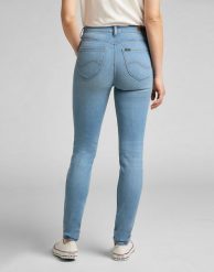 LEE SCARLETT HIGH DAMSKIE SPODNIE JEANSOWE LIGHT BLUE L626EMXV 112145307. Niebieskie spodnie materiałowe damskie Lee, bez wzorów, z jeansu. Za 189.99 zł.