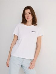 T-shirt z haftem - biały. Białe t-shirty damskie Reserved, l, bez wzorów, z bawełny, bez kołnierzyka. W wyprzedaży za 19.99 zł.