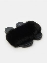 Klapki z futerkiem - czarny. Czarne klapki damskie Sinsay, bez wzorów, bez obcasa. Za 29.99 zł.