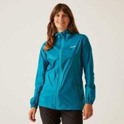 Kurtka trekkingowa damska Pack It Jacket III kieszonkowa przeciwdeszczowa. Niebieskie kurtki damskie Regatta, bez wzorów, z softshellu, bez kaptura. Za 129.99 zł.