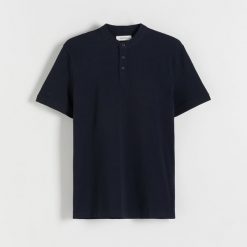 Koszulka polo regular ze stójką - granatowy. Niebieskie koszulki polo męskie Reserved, l, bez wzorów, z bawełny, bez ramiączek. W wyprzedaży za 55.99 zł.