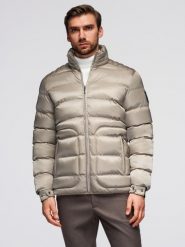 Pikowana męska kurtka z połyskiem i stójką – jasnopopielata V5 - Rozmiar: S. Szare kurtki męskie Ombre Clothing, m, bez wzorów, z materiału, bez kaptura. Za 399.99 zł.