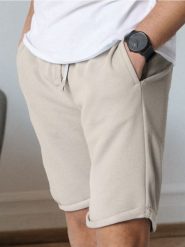 Szorty slim fit - beżowy. Brązowe szorty męskie Sinsay, bez kołnierzyka. Za 29.99 zł.