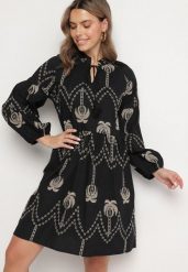 Czarna Sukienka z Bawełny Ozdobiona Haftem w Palmy Zeliova. Czarne sukienki damskie Born2be, na co dzień, m, bez wzorów, z bawełny, eleganckie, bez kołnierzyka, bez ramiączek, mini, proste. W wyprzedaży za 159.99 zł.