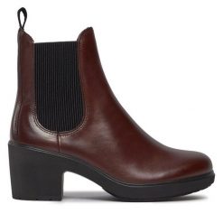 Botki ECCO. Brązowe botki damskie ECCO, bez obcasa, na słupku, bez zapięcia. Za 589.99 zł.