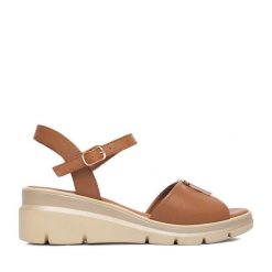 Sandały Lasocki. Brązowe sandały damskie Lasocki, bez wzorów, bez obcasa, na koturnie. Za 179.99 zł.