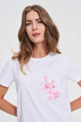 T-shirt z printem na kieszonce biały. Białe t-shirty damskie MOODO, m, bez wzorów, z bawełny, bez kołnierzyka. Za 59.99 zł.