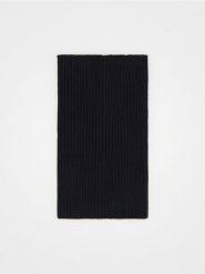 Strukturalny komin - czarny. Czarne szaliki dziecięce Reserved, z dzianiny, bez ramiączek. W wyprzedaży za 22.99 zł.