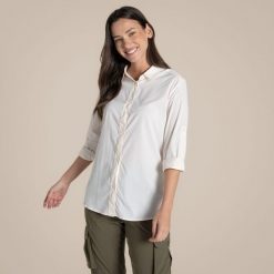 Damska koszula z długim rękawem Craghoppers NosiLife Freeda. Białe koszule damskie CRAGHOPPERS, na lato, bez wzorów, casualowe, bez kołnierzyka, bez ramiączek. Za 376.10 zł.