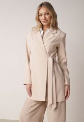 Beżowa Kopertowa Sukienka o Kroju Marynarki z Wiązaniem w Talii Neritho. Brązowe marynarki i żakiety damskie Born2be, l, bez wzorów, z elastanu, biznesowe. Za 199.99 zł.