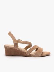 Jasnobrązowe sandały na koturnie. Brązowe sandały damskie Ryłko, bez wzorów, ze skóry, bez obcasa, na koturnie. Za 399.99 zł.