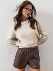Szorty z imitacji skóry - brązowy. Brązowe szorty damskie Sinsay, bez wzorów, ze skóry. Za 39.99 zł.